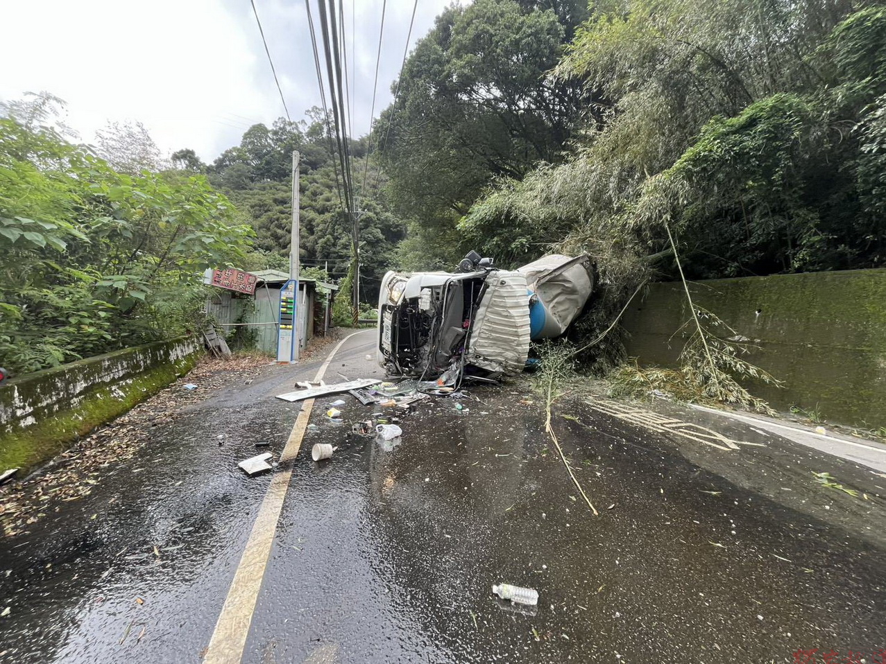 預拌車復興山區道路轉彎失控 翻落邊坡駕駛不幸罹難 預拌車復興山區道路轉彎失控 翻落邊坡駕駛不幸罹難