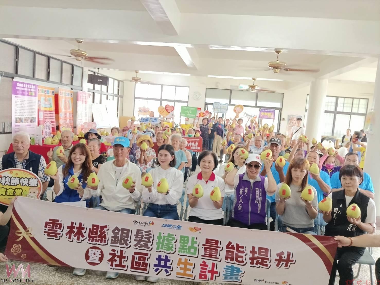 (有影片)/迎中秋送暖 雲林縣府贈2.8萬顆文旦 陪伴長者「食」在幸福 (有影片)/迎中秋送暖 雲林縣府贈2.8萬顆文旦 陪伴長者「食」在幸福