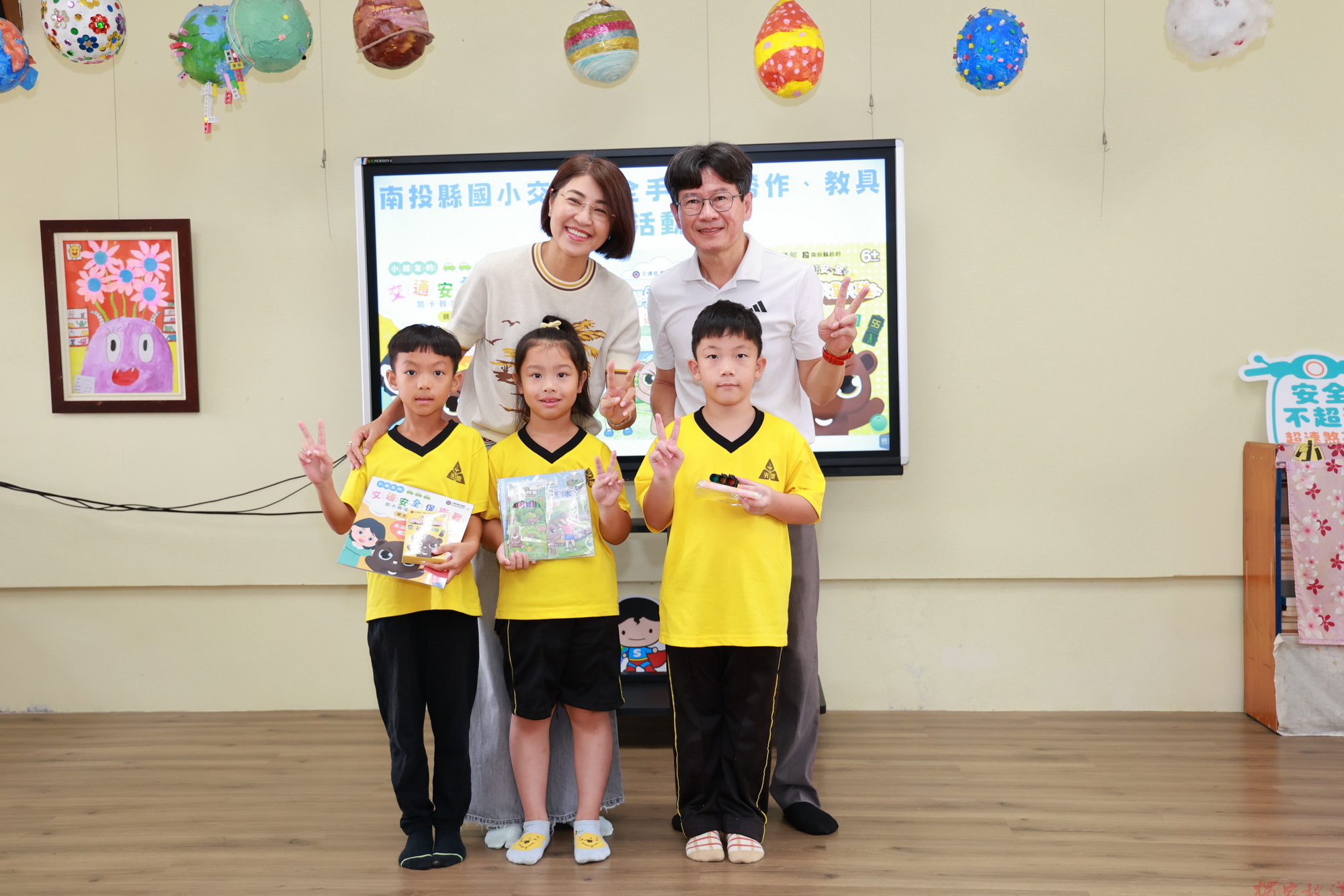 縣府推在地化教材讓交通安全變好玩 許淑華縣長陪學童玩桌遊認識道安 縣府推在地化教材讓交通安全變好玩 許淑華縣長陪學童玩桌遊認識道安