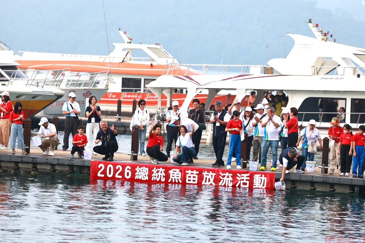 第44屆日月潭國際萬人泳渡盛大登場 2萬1700人挑戰 「實名制雙晶片」安全再升級 第44屆日月潭國際萬人泳渡盛大登場 2萬1700人挑戰 「實名制雙晶片」安全再升級
