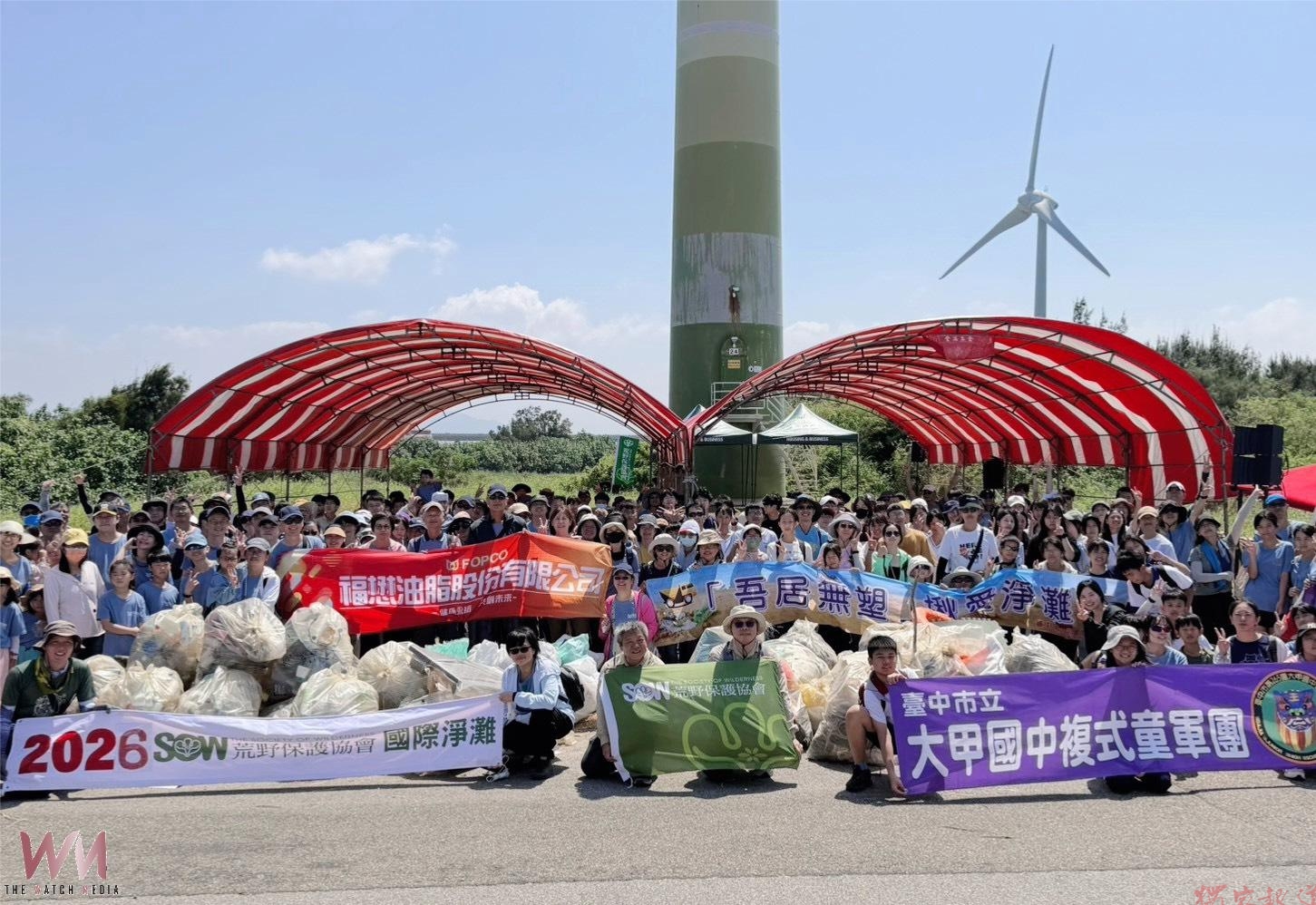 近800人響應淨灘 中市環保局攜手荒野保護協會 守護海岸減塑減煙蒂 近800人響應淨灘 中市環保局攜手荒野保護協會 守護海岸減塑減煙蒂