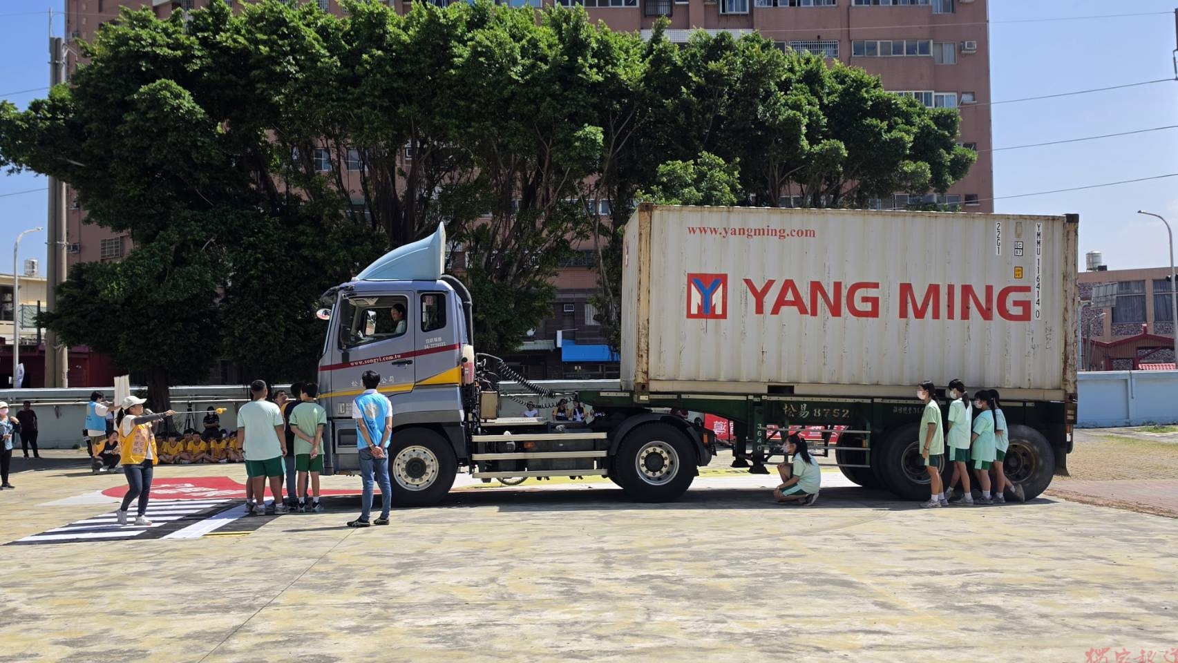 (有影片)/聯結車開進鹿港國中 學生親體驗大車內輪差危機 (有影片)/聯結車開進鹿港國中 學生親體驗大車內輪差危機