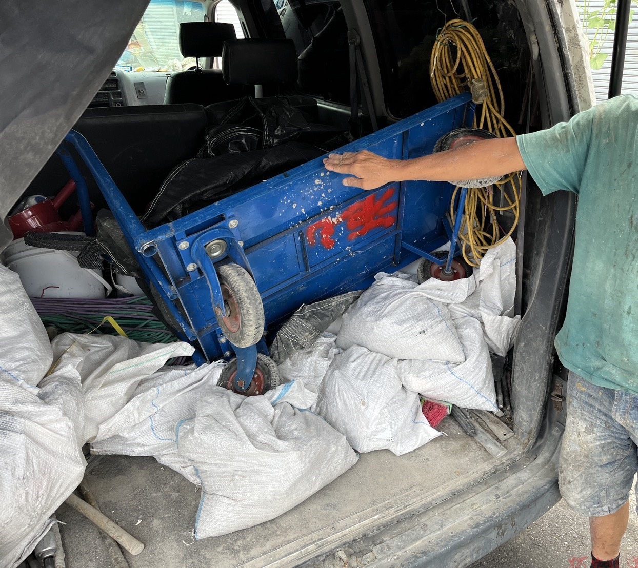 手推車突飛出!花壇廂型車後門突開 後車閃不及遭撞 手推車突飛出!花壇廂型車後門突開 後車閃不及遭撞