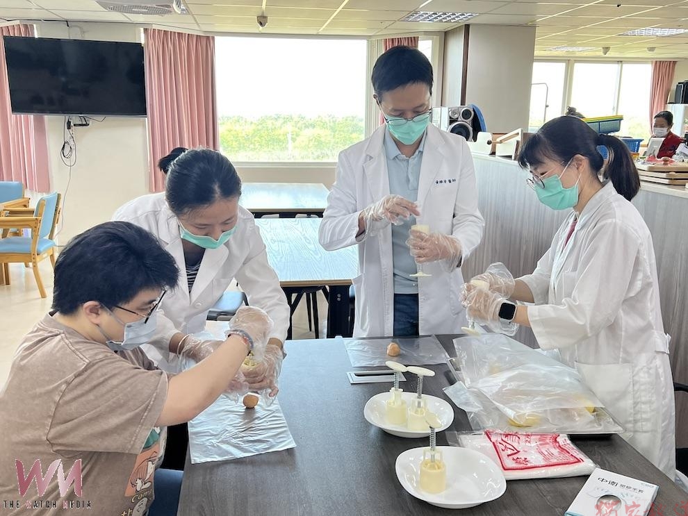 朴子醫院把職能治療融入生活 讓做月餅也成復健揉出中秋團圓味 朴子醫院把職能治療融入生活 讓做月餅也成復健揉出中秋團圓味