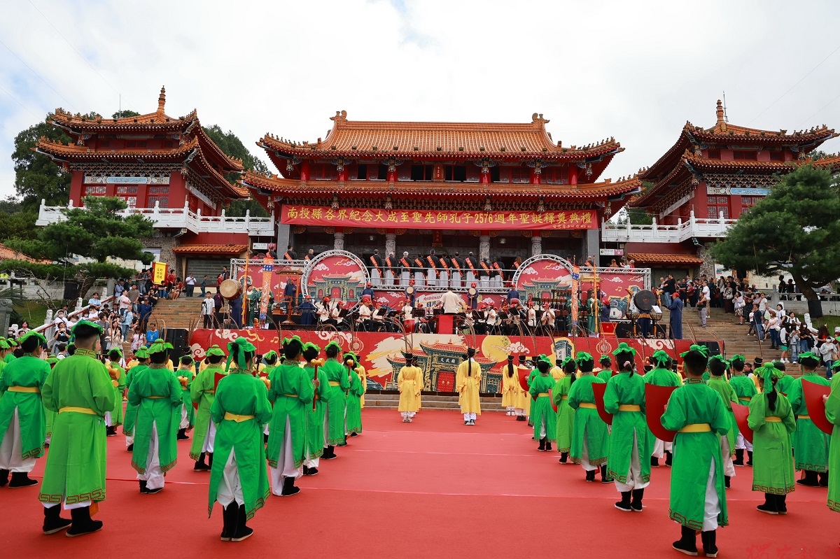 日月潭文武廟祭孔大典隆重登場 許縣長循古禮祭孔並見證公益捐贈 日月潭文武廟祭孔大典隆重登場 許縣長循古禮祭孔並見證公益捐贈
