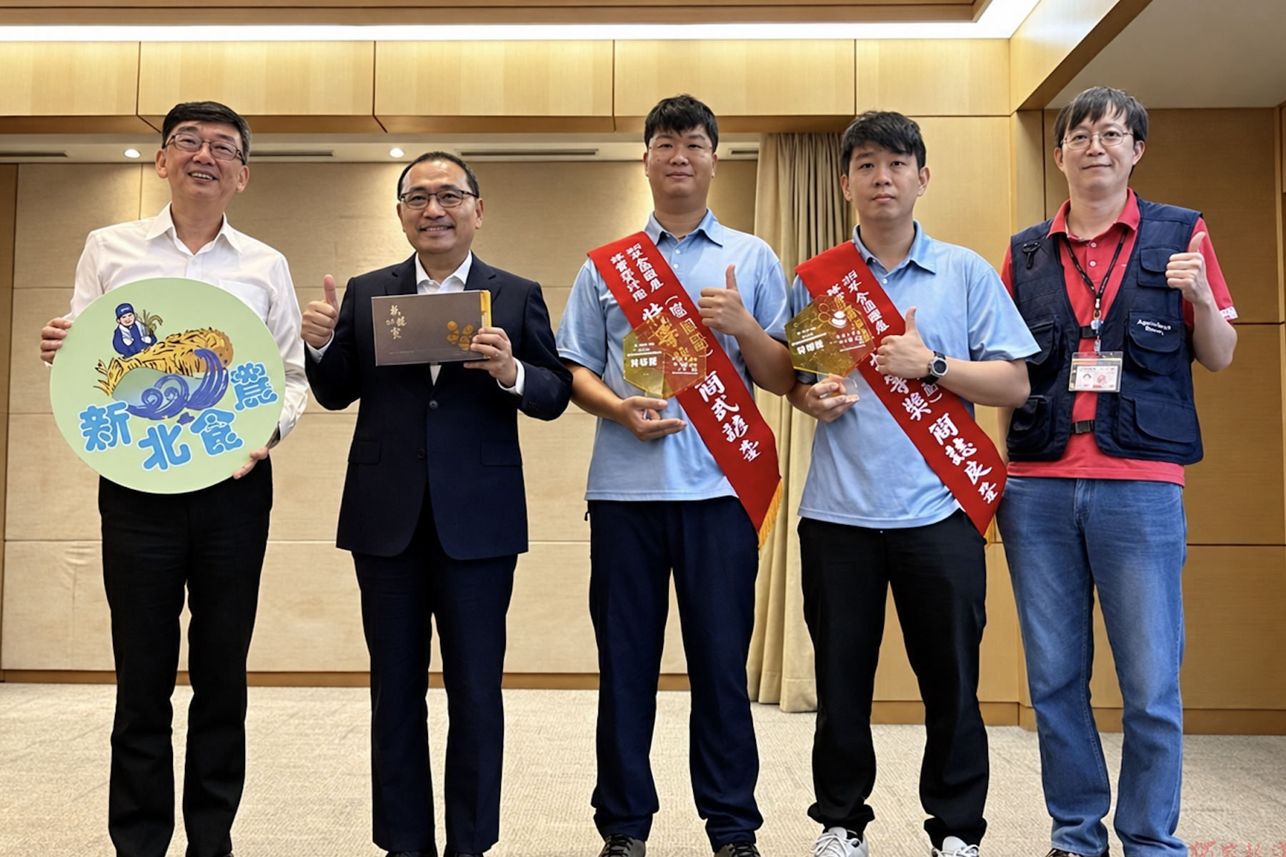 新北蜂農再創佳績 牧蜂農莊勇奪全國龍眼蜂蜜雙特等獎 新北蜂農再創佳績 牧蜂農莊勇奪全國龍眼蜂蜜雙特等獎
