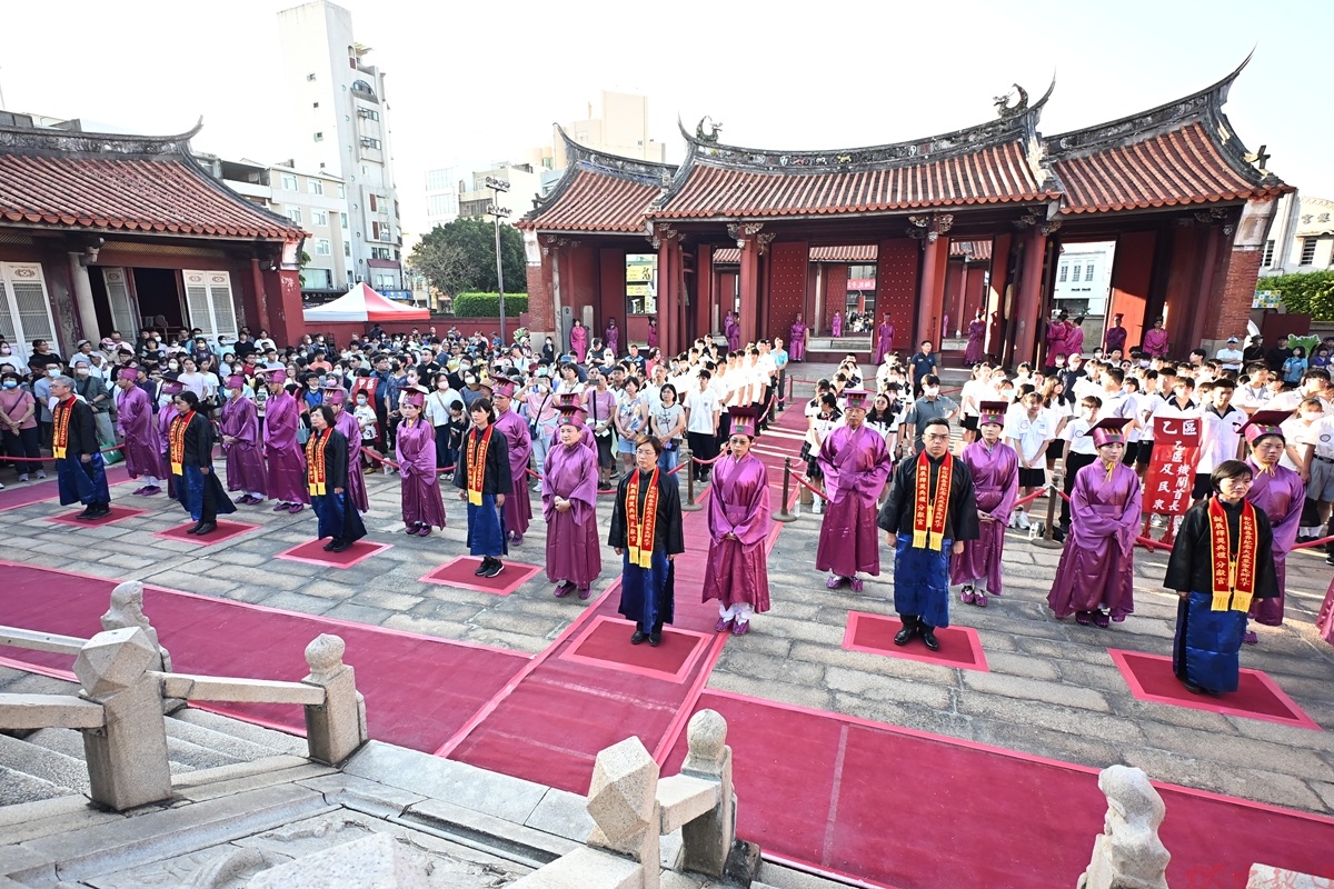 彰化祭孔循古禮獻六佾舞 依次行初獻、亞獻及終獻禮 彰化祭孔循古禮獻六佾舞 依次行初獻、亞獻及終獻禮