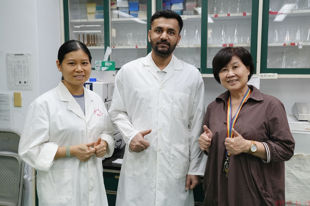大葉大學巴基斯坦博士生研究小花蔓澤蘭 驗證美粧潛力 大葉大學巴基斯坦博士生研究小花蔓澤蘭 驗證美粧潛力