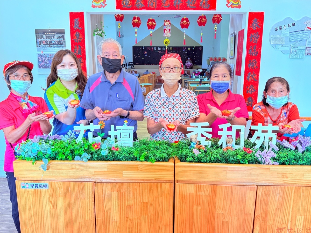 響應國際失智月! 花壇日照偕村長陪長輩捏蛋黃酥暖迎中秋 響應國際失智月! 花壇日照偕村長陪長輩捏蛋黃酥暖迎中秋