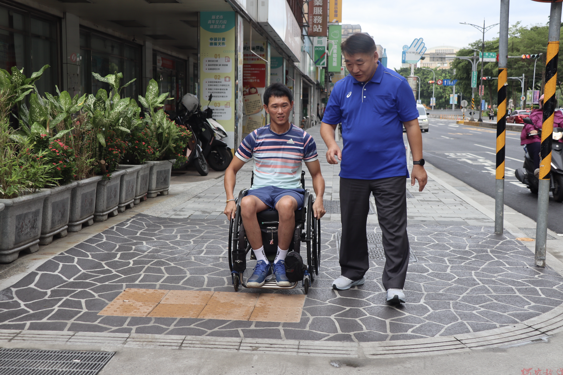 輪椅網球選手唐兆漢體驗新北漢生東路人行道 稱讚拓寬後通行更加順暢平安 輪椅網球選手唐兆漢體驗新北漢生東路人行道 稱讚拓寬後通行更加順暢平安