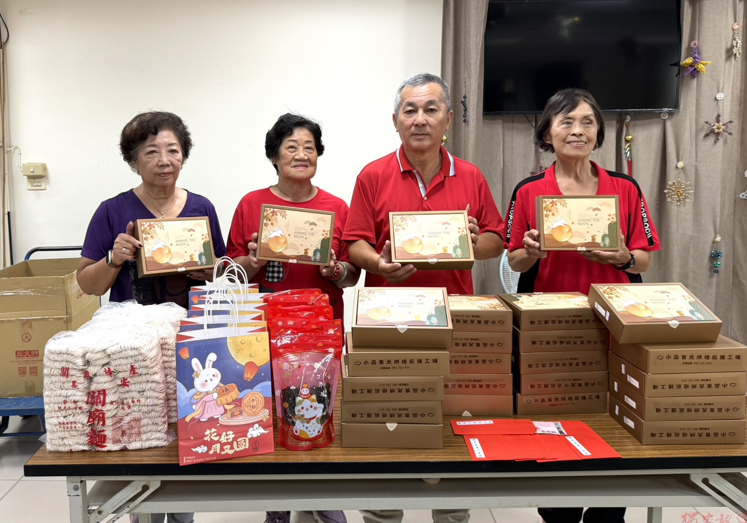 建平里愛心會配合中秋愛心送暖 向「小品食光」烘焙庇護工場購買蛋黃酥 建平里愛心會配合中秋愛心送暖 向「小品食光」烘焙庇護工場購買蛋黃酥