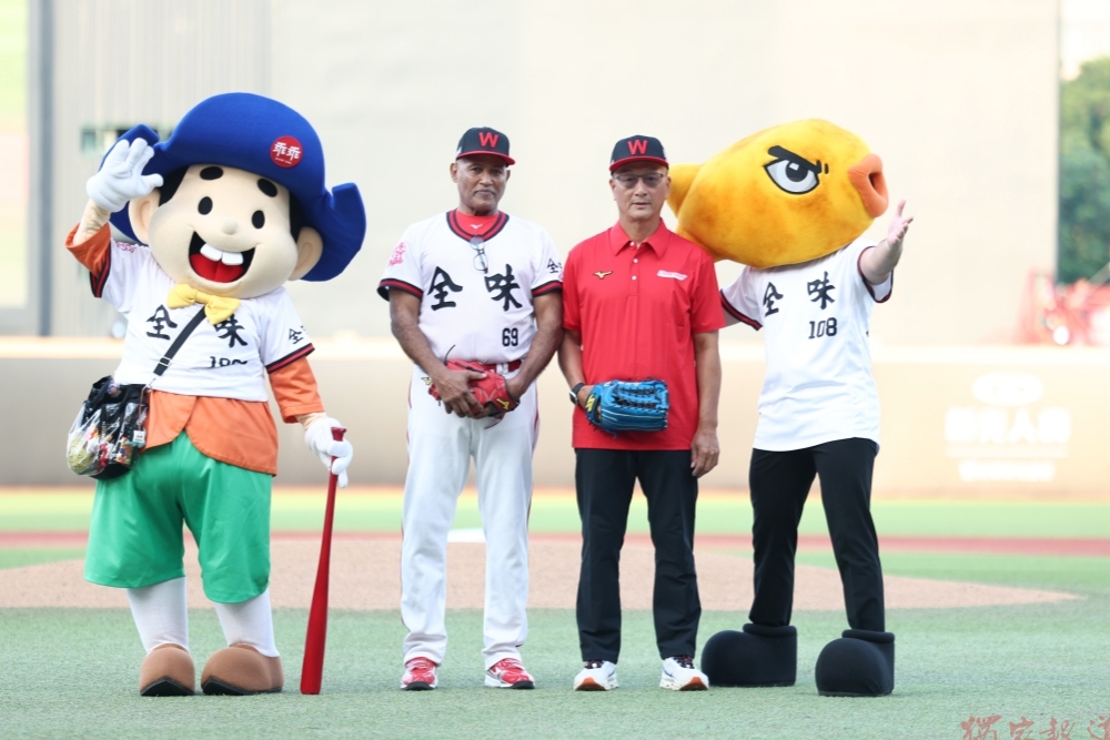 香魚君驚喜現身、乖乖陪球迷找回童年!味全龍復古日親子同樂 香魚君驚喜現身、乖乖陪球迷找回童年!味全龍復古日親子同樂