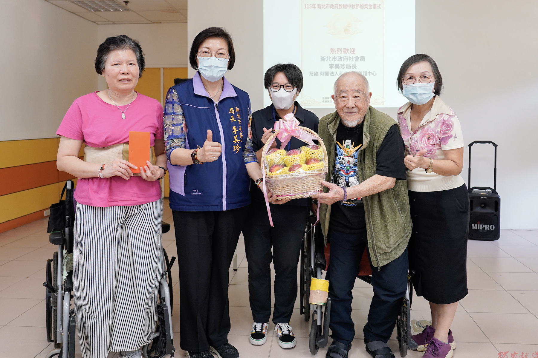 中秋節前夕社會局長李美珍代表侯友宜市長前往健順養護中心關懷長輩 中秋節前夕社會局長李美珍代表侯友宜市長前往健順養護中心關懷長輩