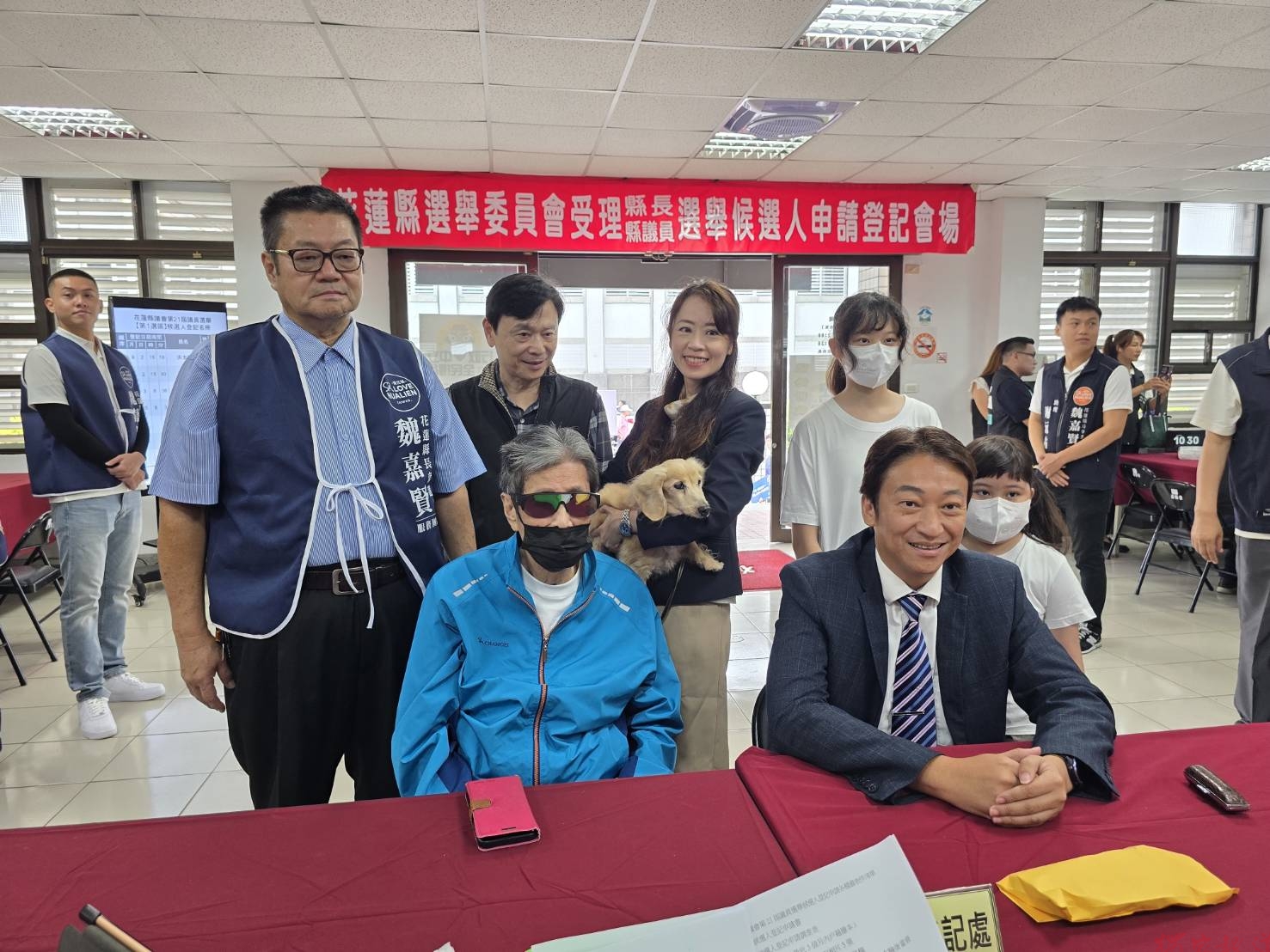 家人陪同登記參選花蓮縣長 魏嘉賢拋「未來存摺」政策牛肉 家人陪同登記參選花蓮縣長 魏嘉賢拋「未來存摺」政策牛肉