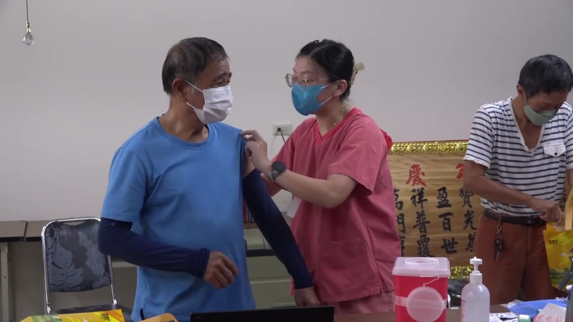 (有影片)/彰化流感疫苗開打!長者排爆 醫師籲出國前先打疫苗 (有影片)/彰化流感疫苗開打!長者排爆 醫師籲出國前先打疫苗