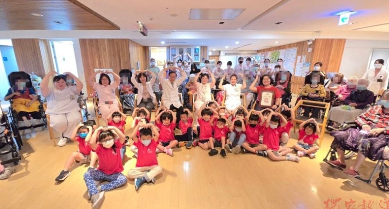 幼兒園萌娃走進民生醫院長照機構 陪伴長輩共度溫馨重陽佳節 幼兒園萌娃走進民生醫院長照機構 陪伴長輩共度溫馨重陽佳節