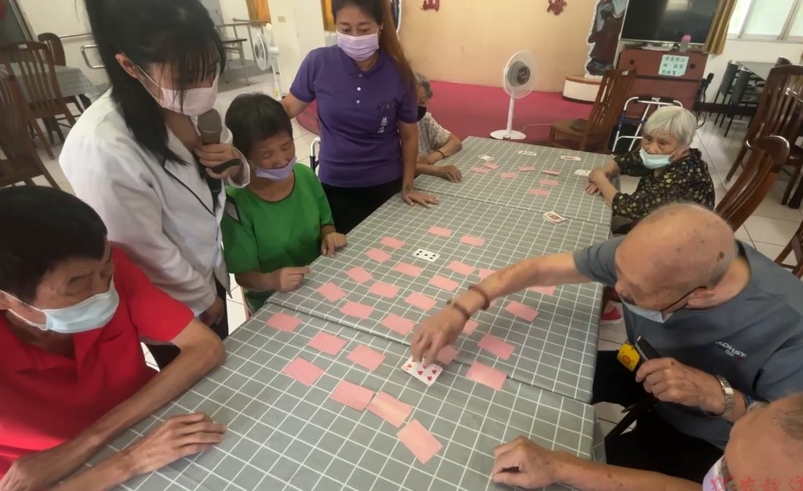 熟悉撲克牌變健腦遊戲!彰化榮家長輩「玩」出好腦力 熟悉撲克牌變健腦遊戲!彰化榮家長輩「玩」出好腦力