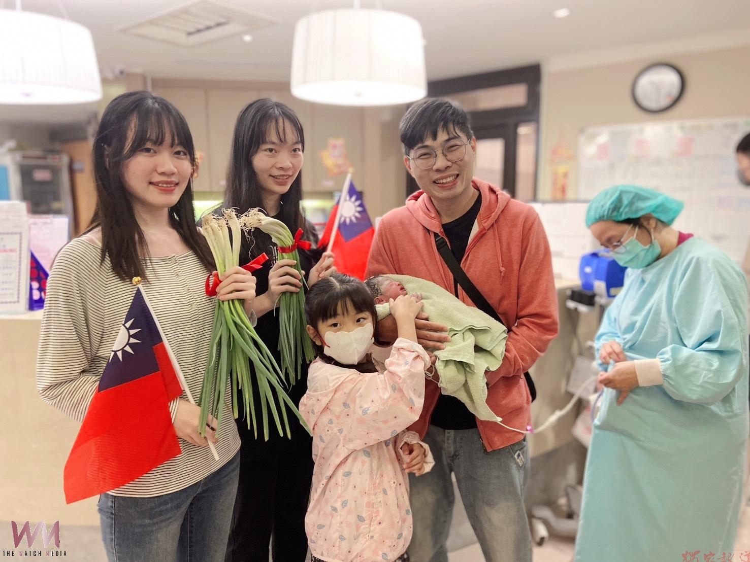 茂盛醫院迎接2名國慶寶寶 20年前試管姊妹回院傳遞祝福 茂盛醫院迎接2名國慶寶寶 20年前試管姊妹回院傳遞祝福