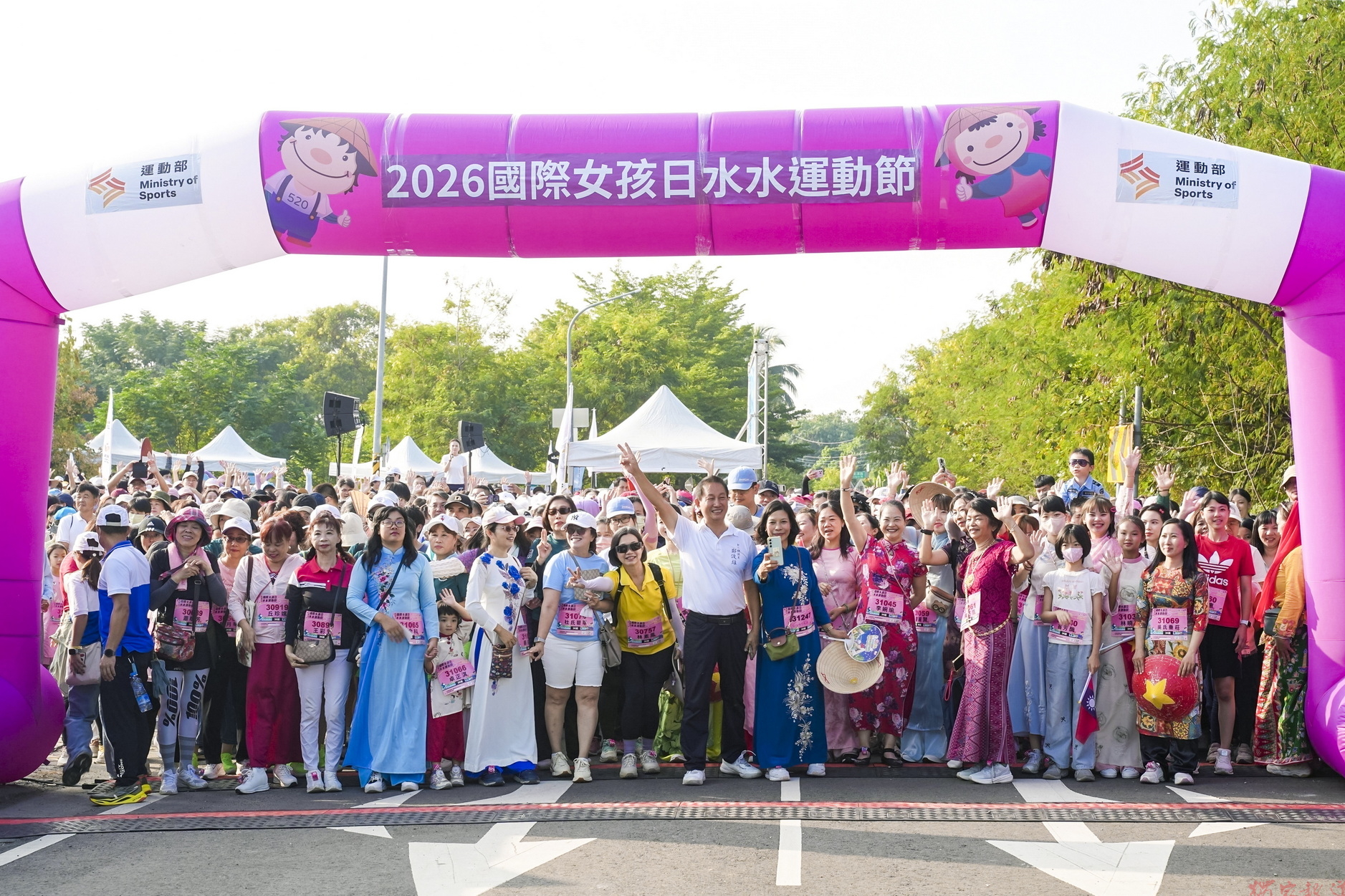 新住民穿傳統服飾領跑 田中水水運動節展多元文化 新住民穿傳統服飾領跑 田中水水運動節展多元文化