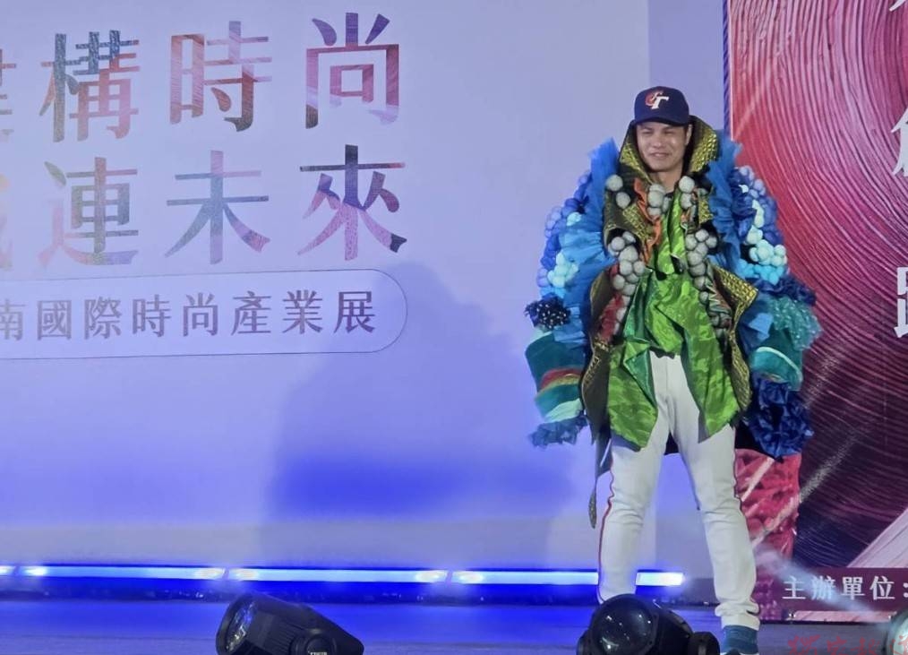 啦啦隊女神不跳了?南珉貞化身「大地女神」仙氣狂飆 安打王張正偉披「前衛戰袍」反差帥翻 啦啦隊女神不跳了?南珉貞化身「大地女神」仙氣狂飆 安打王張正偉披「前衛戰袍」反差帥翻