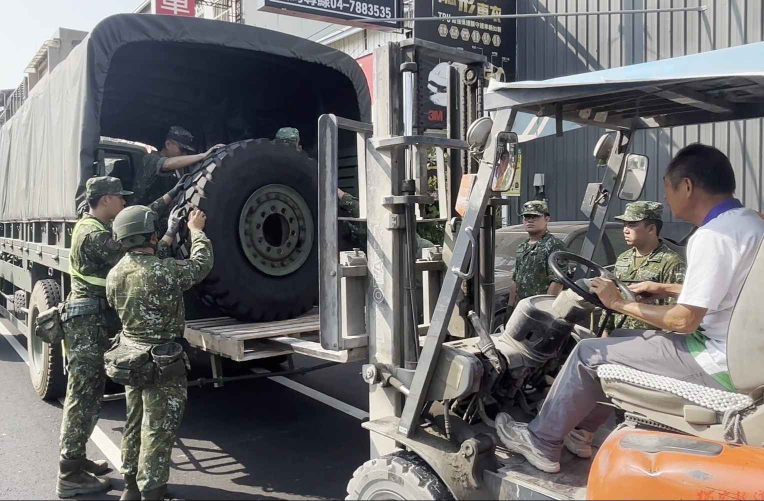 軍車拖榴彈砲突爆胎 彰化店家神救援化解交通阻塞 軍車拖榴彈砲突爆胎 彰化店家神救援化解交通阻塞