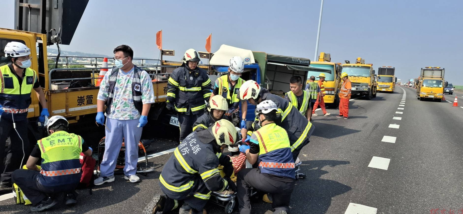 國道3號彰化段小貨車追撞工程車 65歲婦人送醫不治 國道3號彰化段小貨車追撞工程車 65歲婦人送醫不治