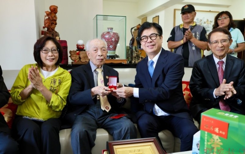 高雄市長陳其邁親訪百歲長者 致贈禮金與祝福 高雄市長陳其邁親訪百歲長者 致贈禮金與祝福