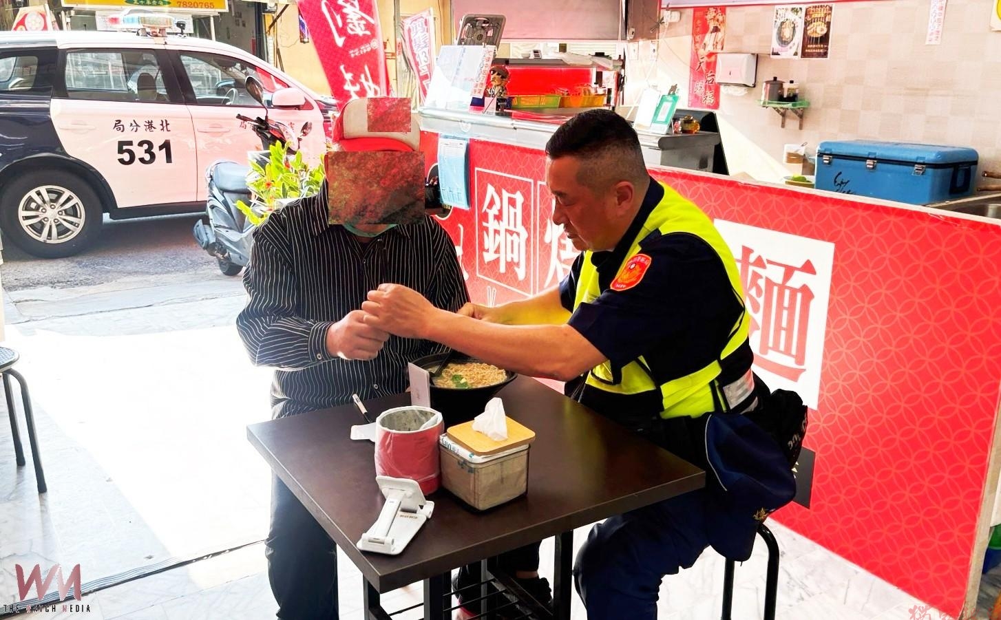 老翁跟不上競選掃街隊伍迷途發抖 北港警掃描QR Code助平安返家 老翁跟不上競選掃街隊伍迷途發抖 北港警掃描QR Code助平安返家