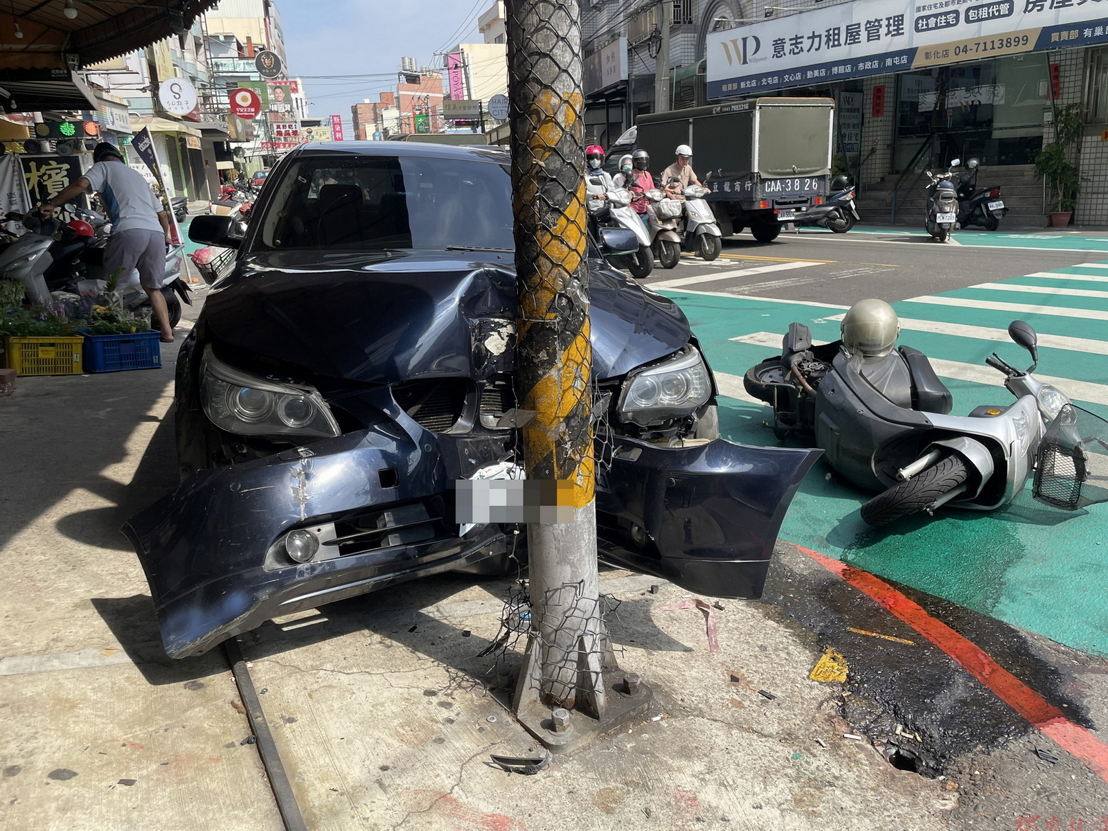 疑打瞌睡釀禍!BMW撞老翁再撞號誌桿 警追查逃逸駕駛 疑打瞌睡釀禍!BMW撞老翁再撞號誌桿 警追查逃逸駕駛
