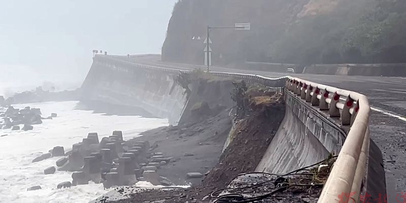 颱風薔琵掀巨浪襲台東!南迴公路路基流失、離島傳災情 颱風薔琵掀巨浪襲台東!南迴公路路基流失、離島傳災情