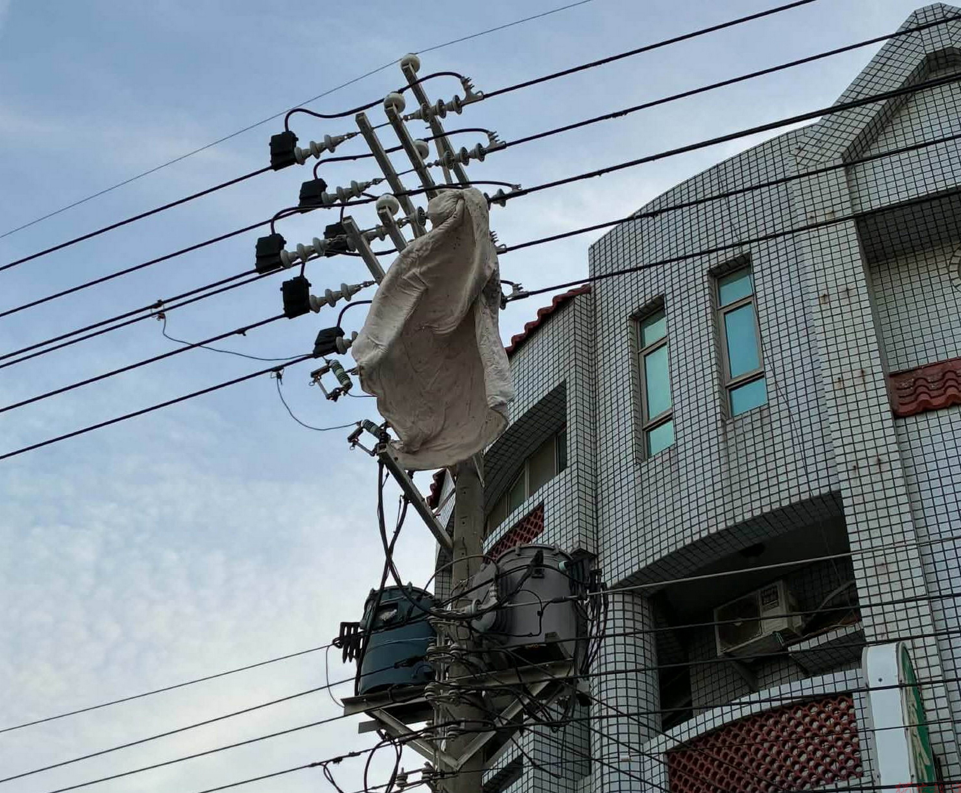 (有影片)/彰化強風吹出驚險畫面!棉被飛上電線桿、看板險砸車 (有影片)/彰化強風吹出驚險畫面!棉被飛上電線桿、看板險砸車