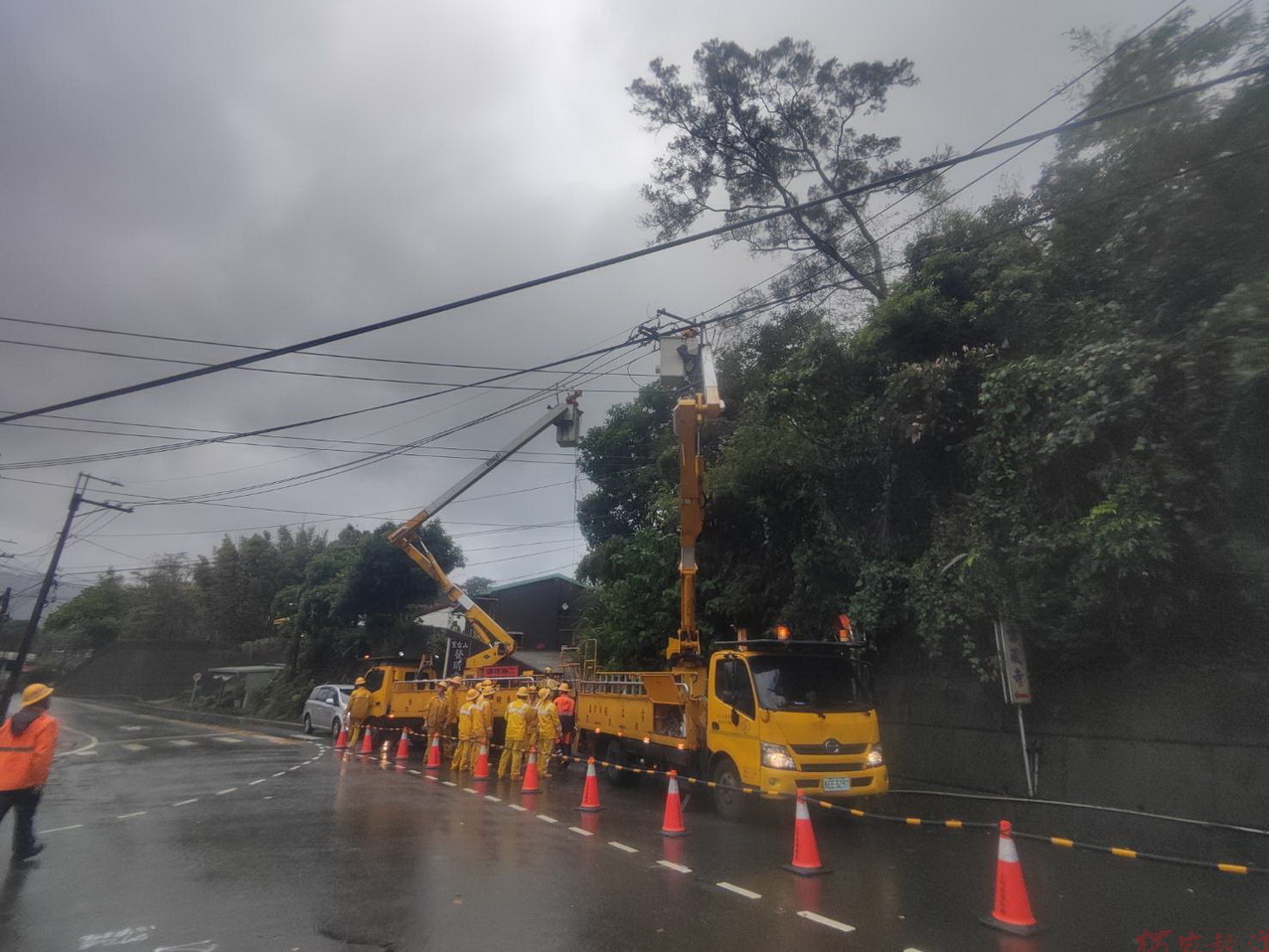 颱風夜默默守護燈火的英雄 台電桃園同仁連夜搶修盼早日全面復電 颱風夜默默守護燈火的英雄 台電桃園同仁連夜搶修盼早日全面復電