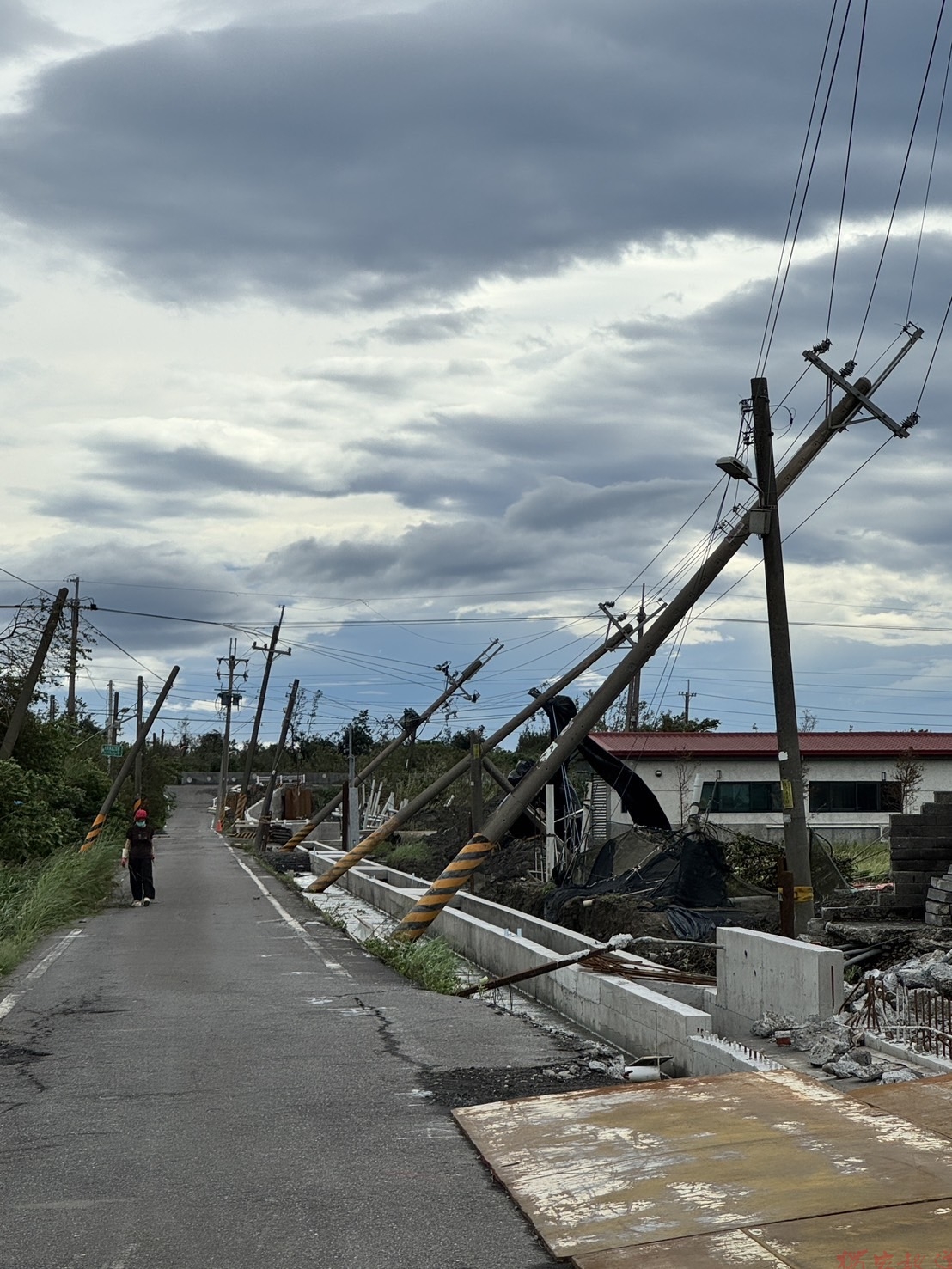 薔琵颱風重創宜蘭電力!逾2.3萬戶停電 台電跨區動員200人全力搶修 薔琵颱風重創宜蘭電力!逾2.3萬戶停電 台電跨區動員200人全力搶修