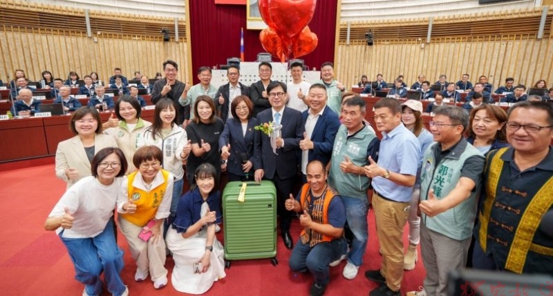 陳其邁出席任內最後議會定期大會 現場清唱紅豆感性告別議員 陳其邁出席任內最後議會定期大會 現場清唱紅豆感性告別議員