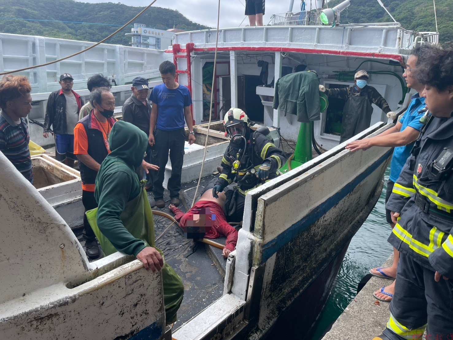 南方澳漁船疑氨氣外洩釀3人不適 外籍漁工昏迷船艙緊急送醫 南方澳漁船疑氨氣外洩釀3人不適 外籍漁工昏迷船艙緊急送醫