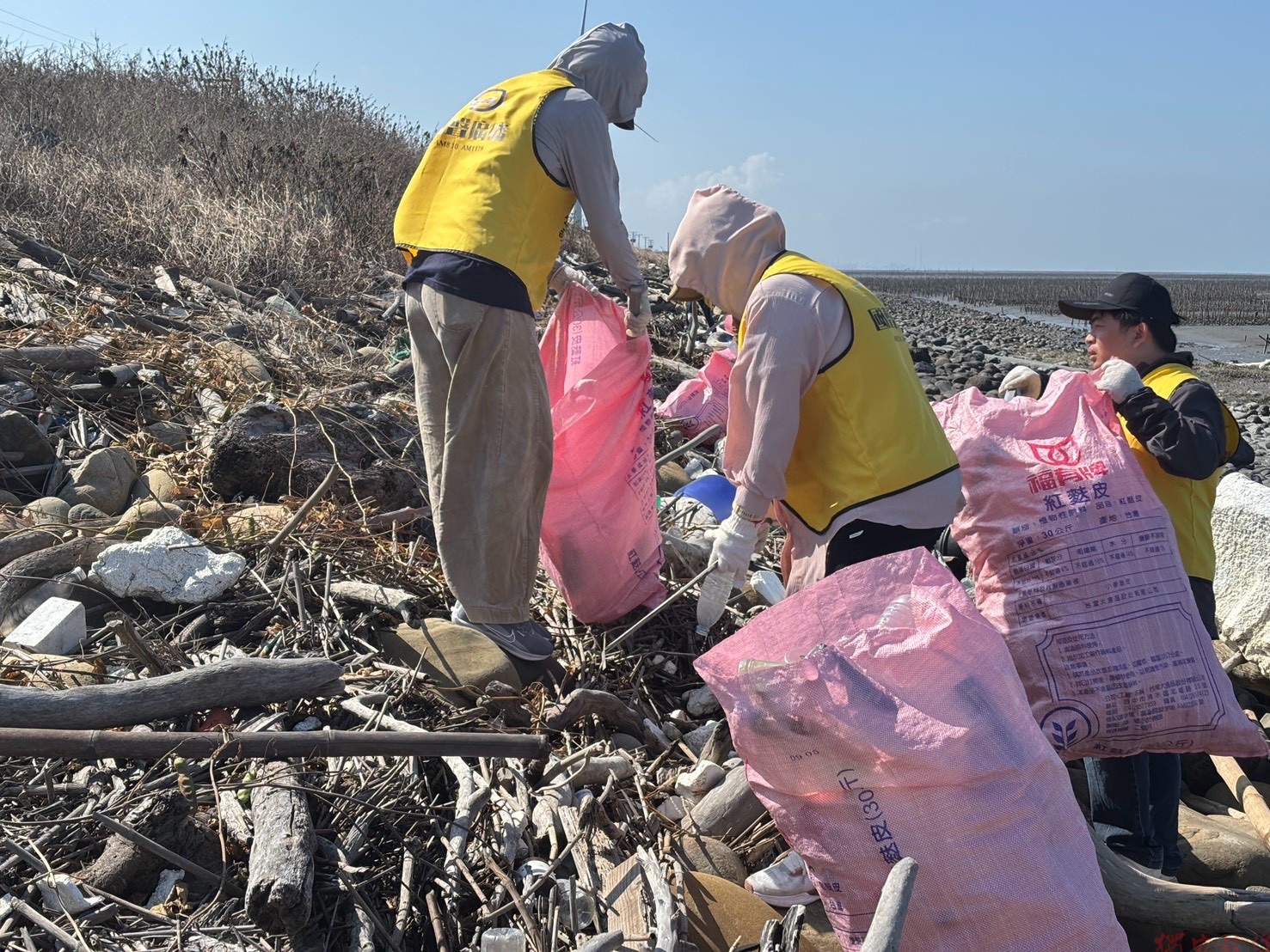 颱風過後海廢滿布 國聲廣播員工彎腰還給海岸乾淨面貌 颱風過後海廢滿布 國聲廣播員工彎腰還給海岸乾淨面貌