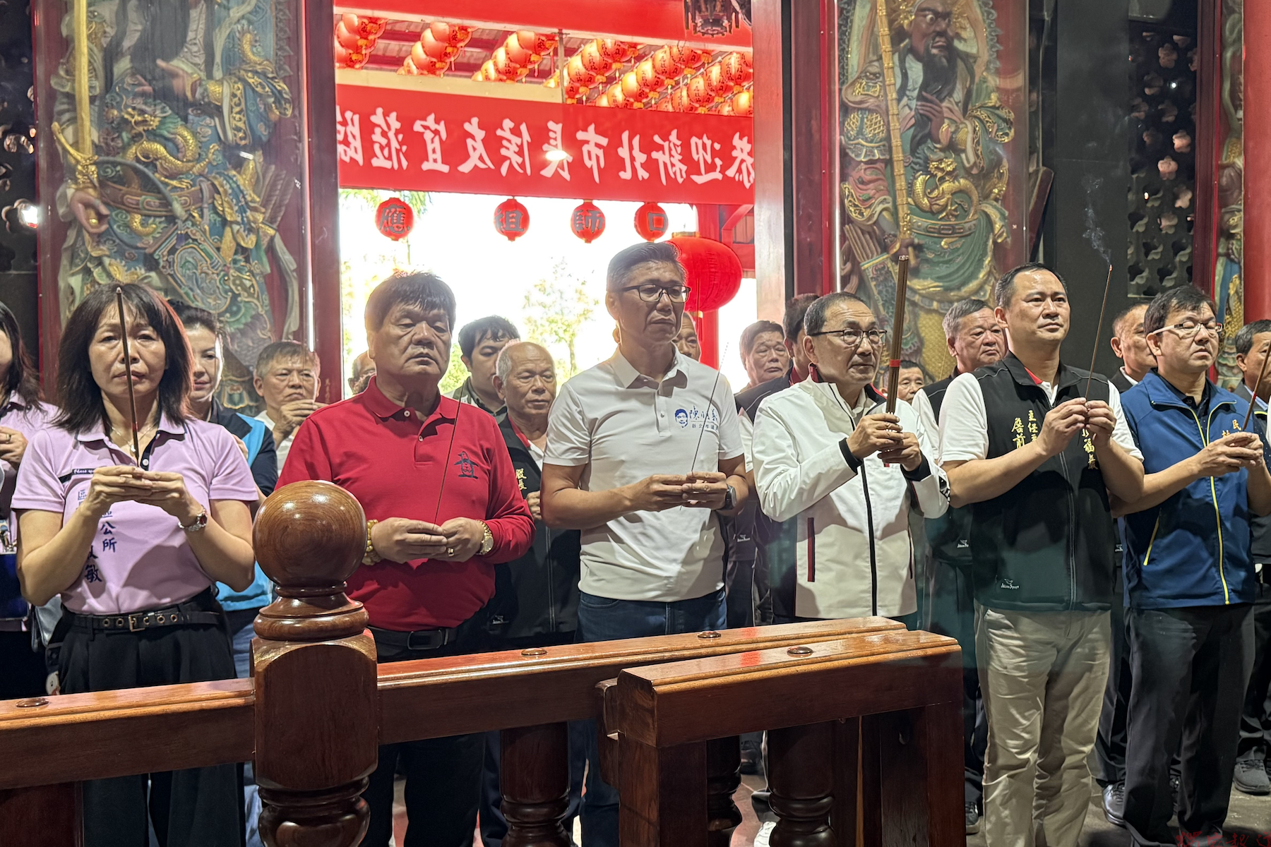 侯友宜赴林口頂福巖參香祈福 肯定廟方長期投入公益慈善與文化傳承 侯友宜赴林口頂福巖參香祈福 肯定廟方長期投入公益慈善與文化傳承