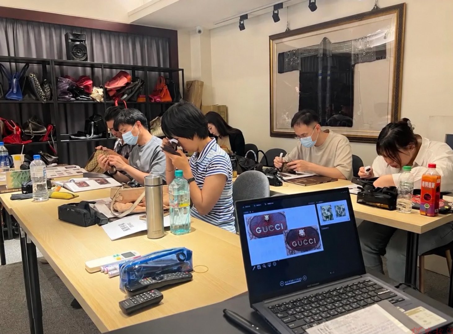 買名牌如踩地雷?防範高仿詐騙與專櫃迷思:合格鑑定師揭密「精品科學鑑定」的黃金防線 買名牌如踩地雷?防範高仿詐騙與專櫃迷思:合格鑑定師揭密「精品科學鑑定」的黃金防線