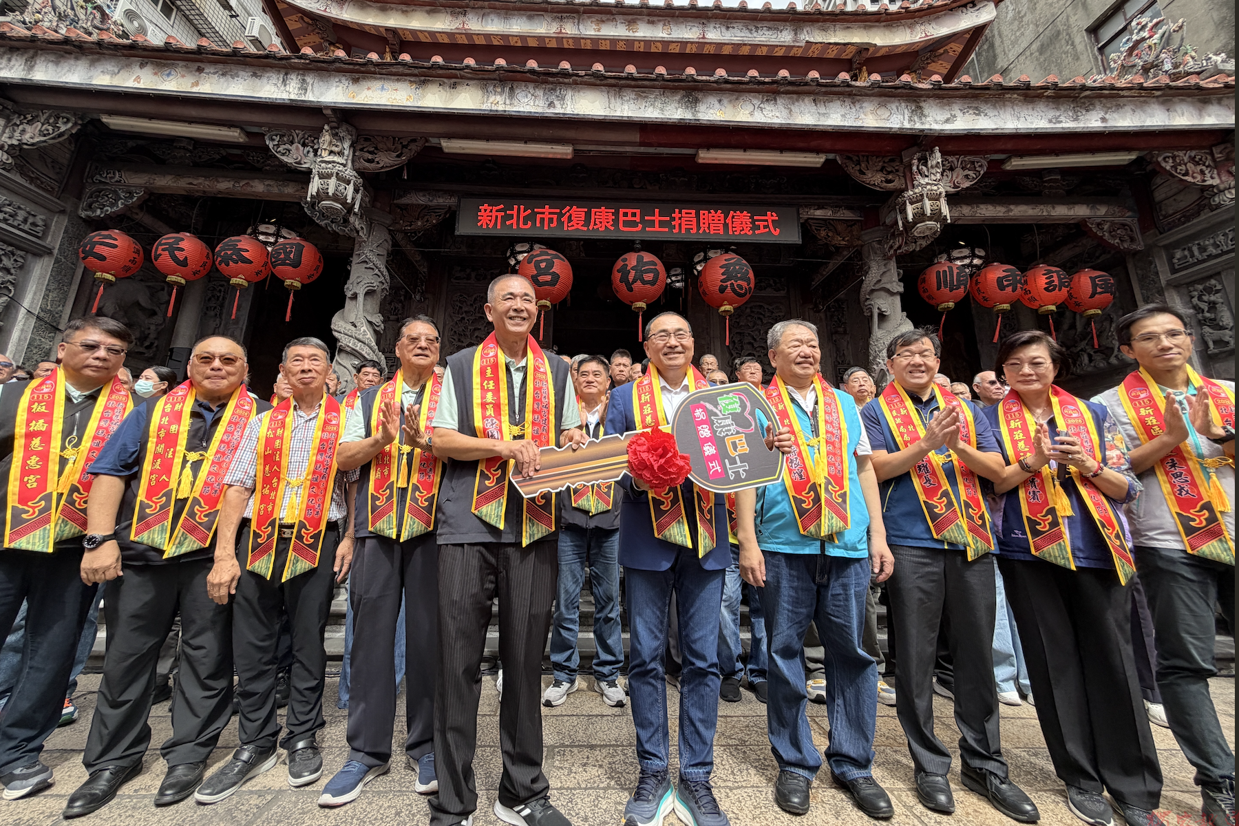 新莊慈祐宮捐贈雙輪椅座位復康巴士 侯友宜出席受贈感謝長期支持公益 新莊慈祐宮捐贈雙輪椅座位復康巴士 侯友宜出席受贈感謝長期支持公益
