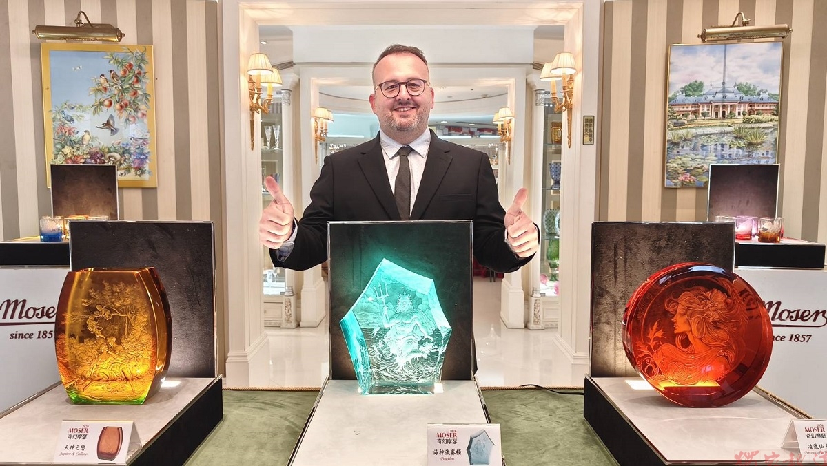 捷克摩瑟水晶巡迴展登台 國際雕刻大師史沃博達親臨展現百年工藝 捷克摩瑟水晶巡迴展登台 國際雕刻大師史沃博達親臨展現百年工藝