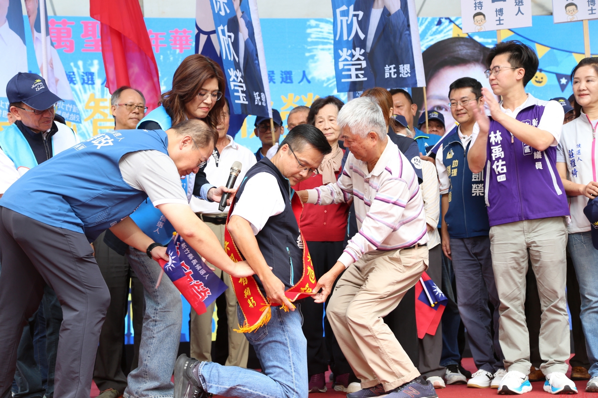 父親曾不敢說兒子是議員 今親披彩帶支持吳旭智:八年來服務的心沒有變 父親曾不敢說兒子是議員 今親披彩帶支持吳旭智:八年來服務的心沒有變