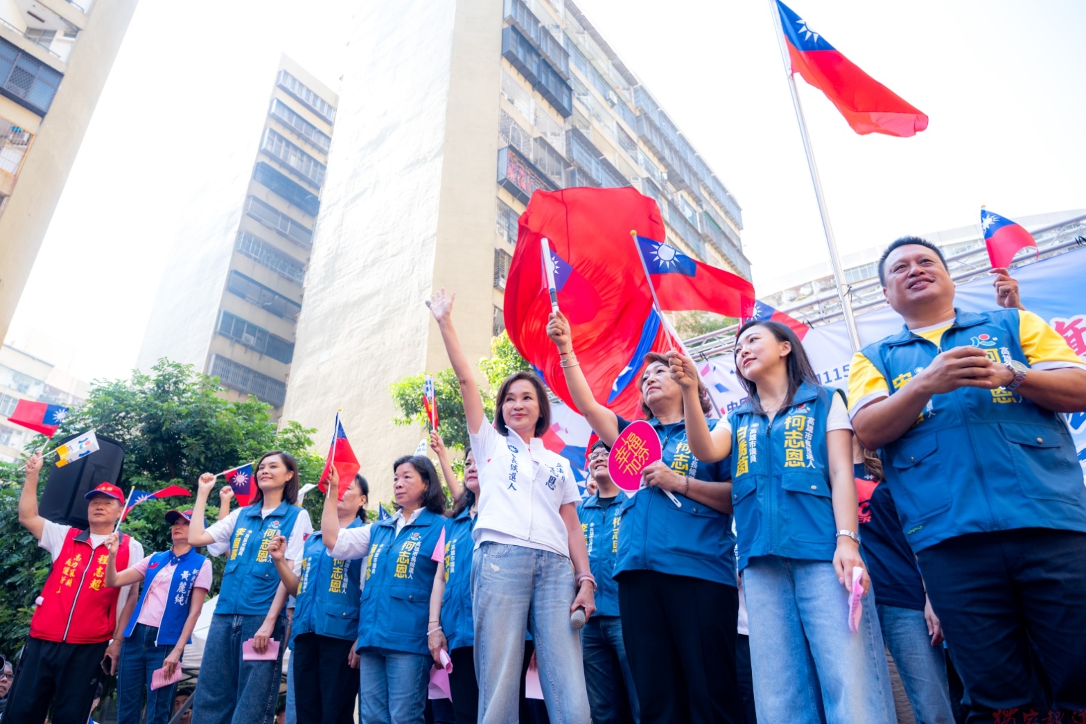 國民黨高雄果貿社區舉辦國慶升旗典禮 鄭麗文與柯志恩號召民眾團結守護中華民國 國民黨高雄果貿社區舉辦國慶升旗典禮 鄭麗文與柯志恩號召民眾團結守護中華民國