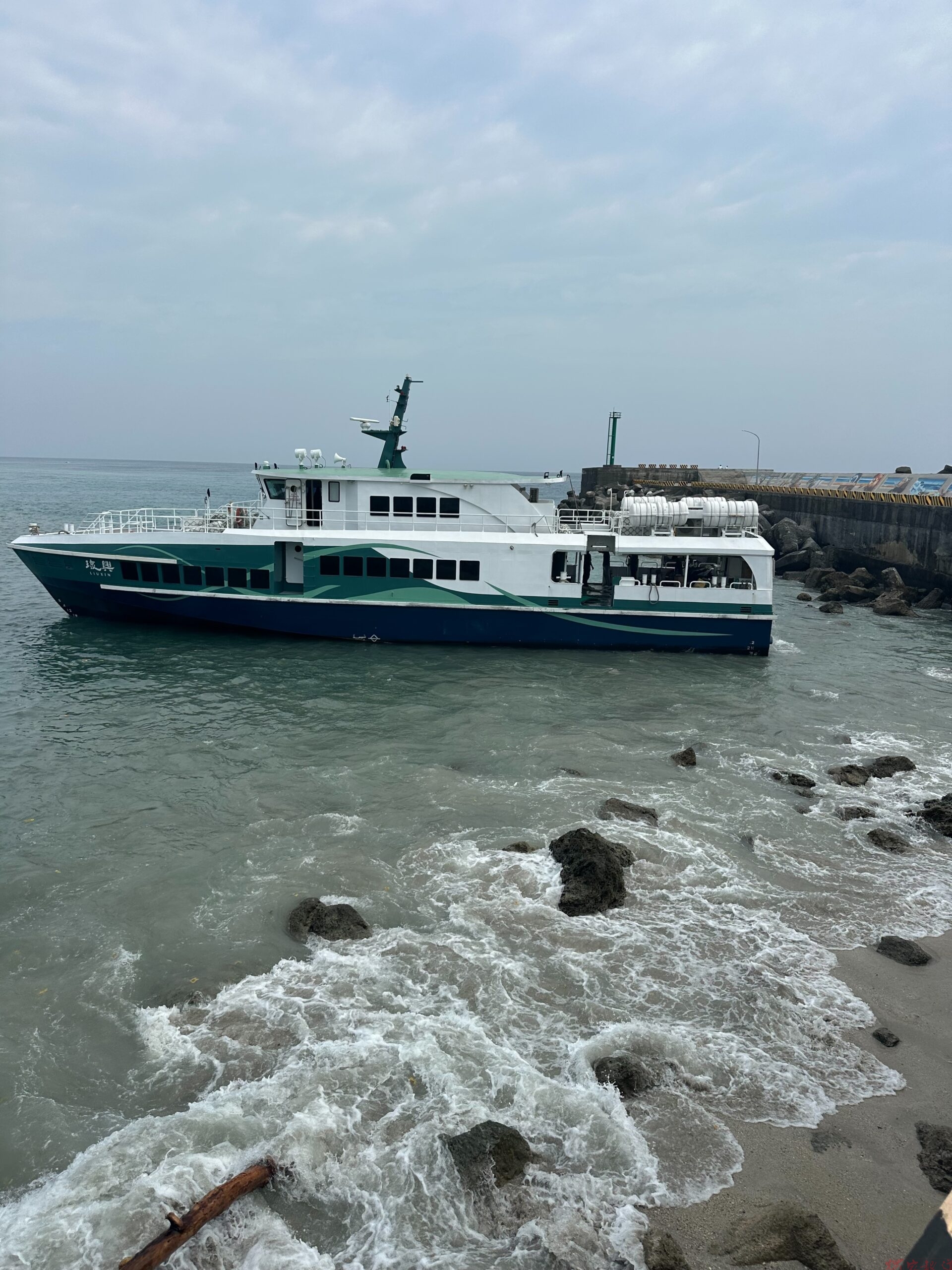 琉興號閃避漂流木遭長浪推擠觸礁 蘇清泉即時協調加速船舶檢修 琉興號閃避漂流木遭長浪推擠觸礁 蘇清泉即時協調加速船舶檢修