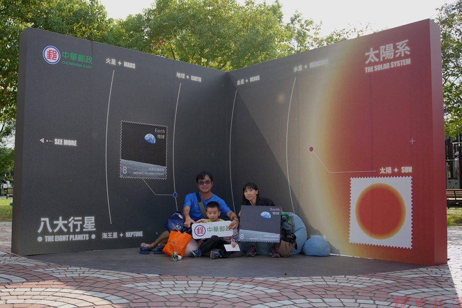 中華郵政邀民眾換個角度看世界 將太陽系行星郵票小全張帶進城市日常 中華郵政邀民眾換個角度看世界 將太陽系行星郵票小全張帶進城市日常
