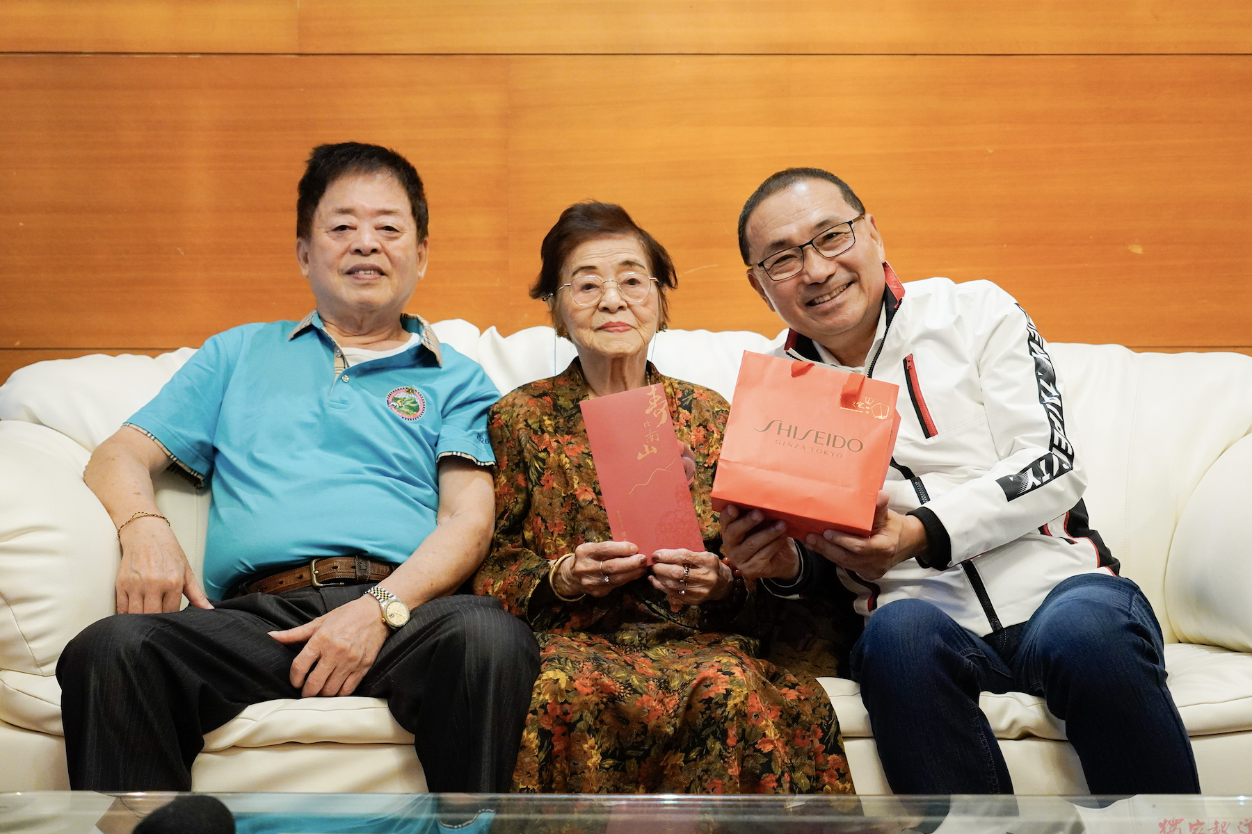 淡水德裕魚酥創辦人洪許俸高齡110歲身體硬朗 每日抹粉點胭脂走石階侯友宜誇讚 淡水德裕魚酥創辦人洪許俸高齡110歲身體硬朗 每日抹粉點胭脂走石階侯友宜誇讚