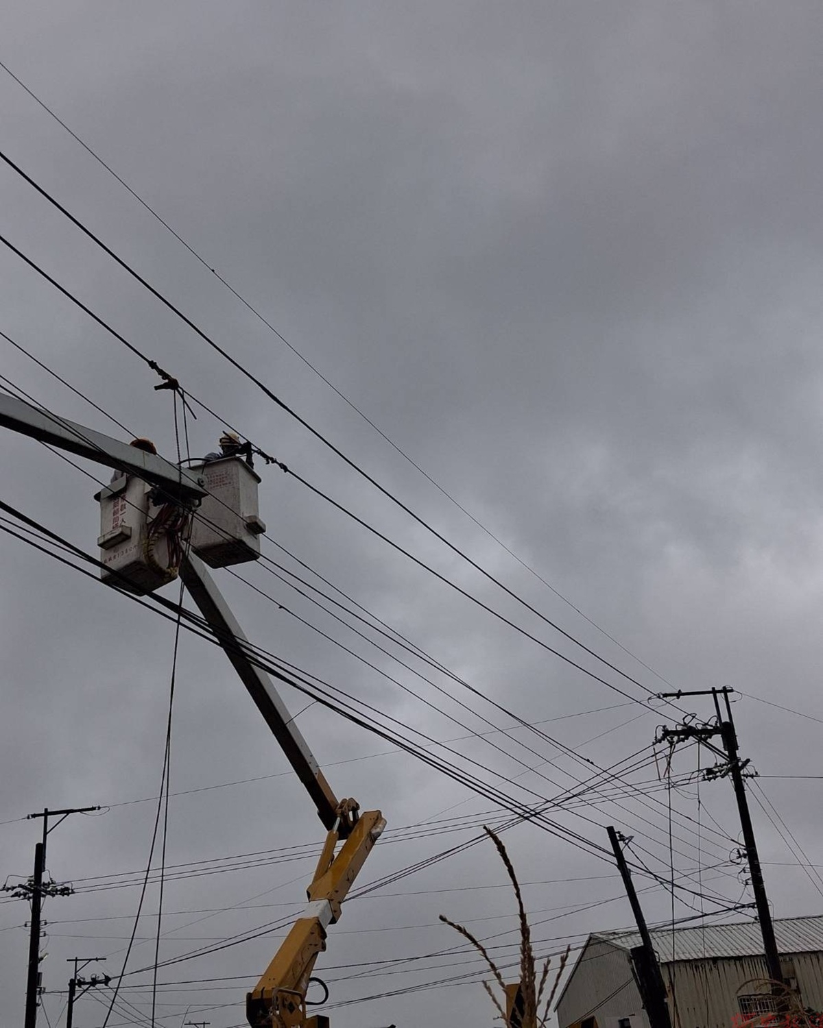 薔琵颱風造成彰化地區停電6仟餘戶 台電積極搶修中 薔琵颱風造成彰化地區停電6仟餘戶 台電積極搶修中