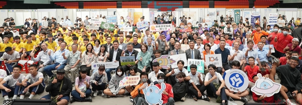 屏東縣府攜手台積電慈善基金會 2026「攜手築夢 職達未來」串聯48家企業 逾千名師生參與 屏東縣府攜手台積電慈善基金會 2026「攜手築夢 職達未來」串聯48家企業 逾千名師生參與