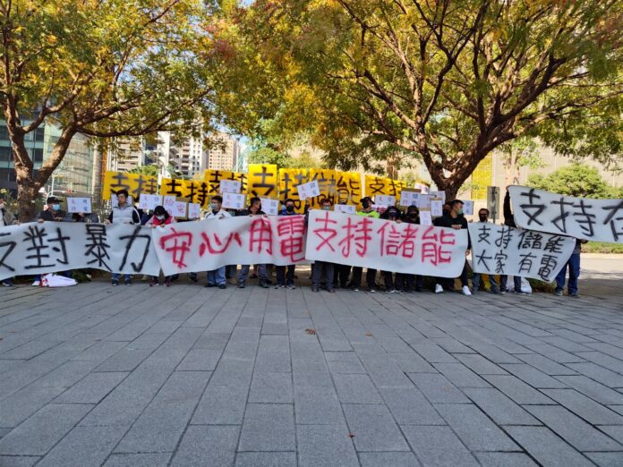 馬斯克：「地面儲能是關鍵」 豐原甲種工業區反儲能抗議現場出現支持民眾