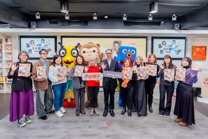 活動現場貴賓合影，未來親子社長許耀雲、蘭城晶英酒店董事長吳聲怡攜手創作團隊一同出席《框框裡有什麼？》新書分享會，共同見證品牌與出版跨界合作成果。(主辦單位提供)