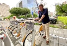 英國叔叔穿藍白拖42公里求大甲媽 臺中iBike助還願